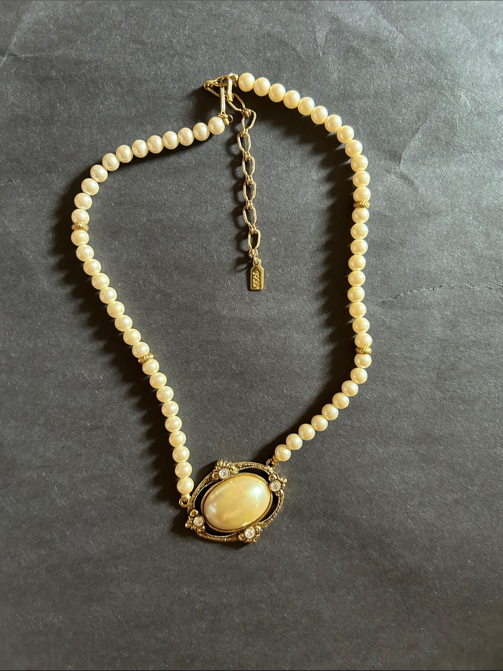 Source Unknown Cream Pearl Necklace with Gold-Tone Oval Pendant